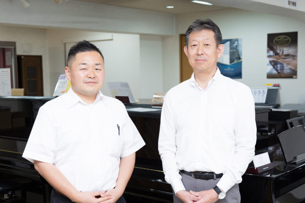 スター楽器佐藤豊社長(右)、宮原孝治取締役(左)