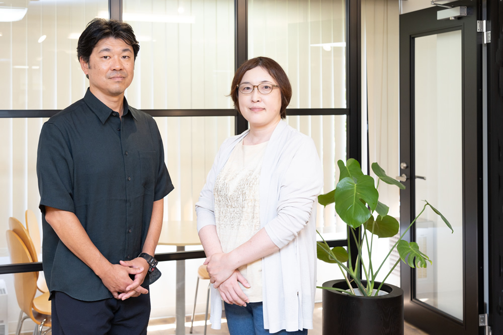 鈴木学編集長(左)、杉村泉副編集長