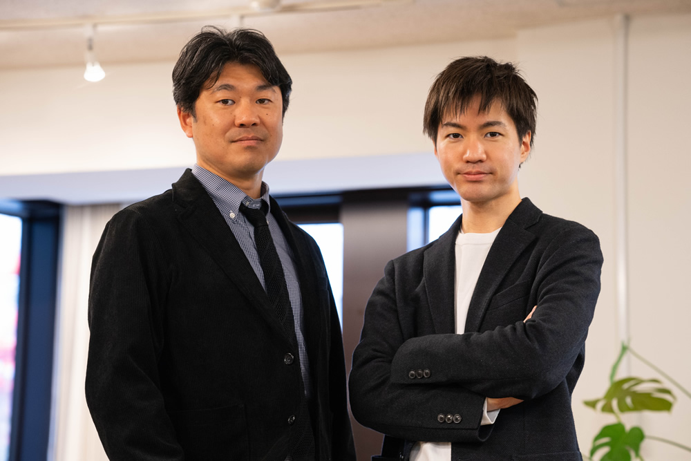teket代表の島村奨さん(右)と鈴木編集長