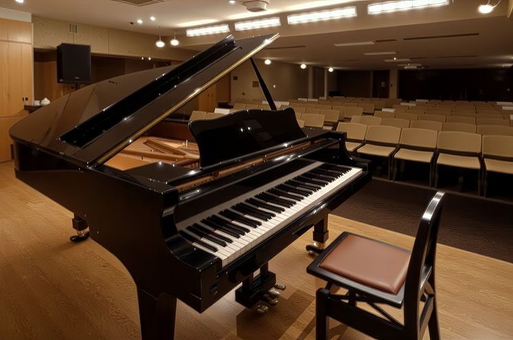 ヤマハグランドピアノが常設された自社ホール